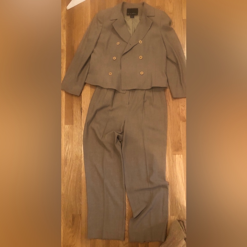 Citi pants suit with wool pleated pants and  short double breasted jacket